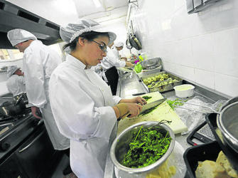 Alumnos de Cocina en el IES Univ. Laboral